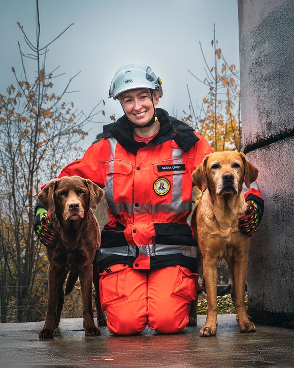 Sarah mit den Rettungshündinnen Mira und Wilma