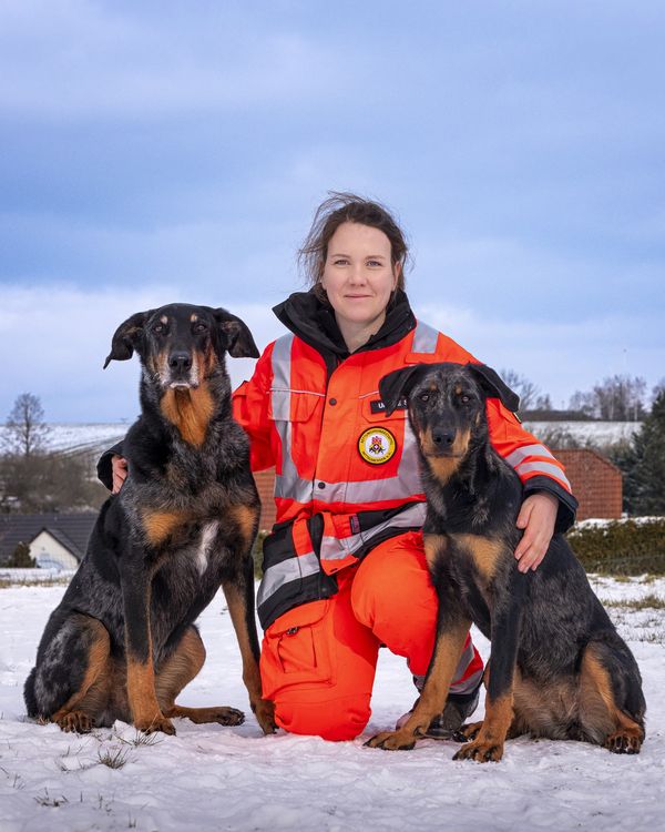 Ulrike mit den Beauceron-Hunden Thorin und Alva